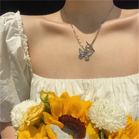 🍒 Butterfly Charm Lasso Necklace - Picture 2 of 6